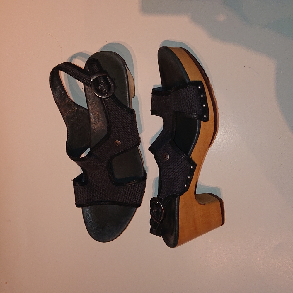 UGG woman  sandal, black color, size 8.